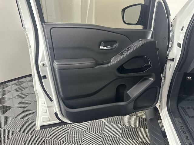 2023 Nissan Frontier SV Midnight Edition & Technology Package