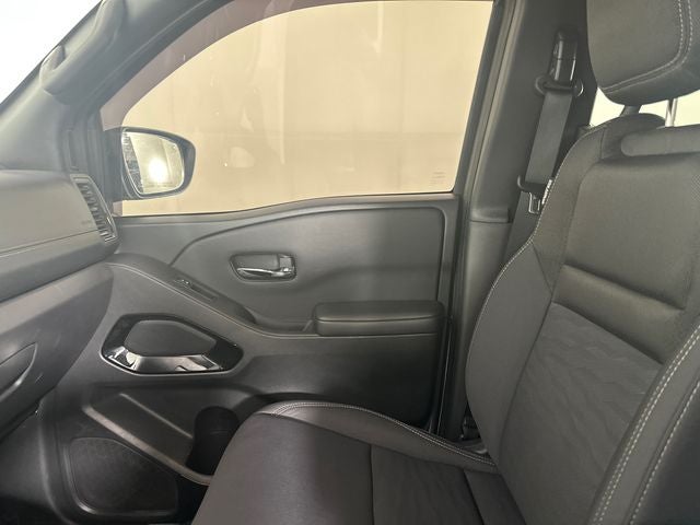 2023 Nissan Frontier SV Midnight Edition & Technology Package