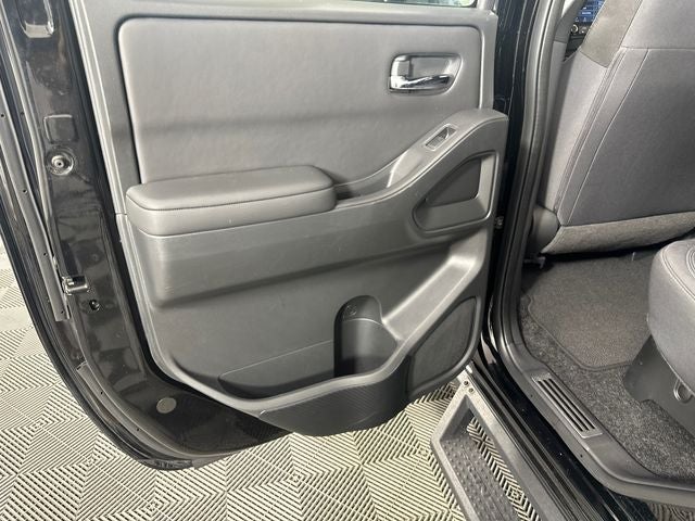2023 Nissan Frontier SV Midnight Edition & Technology Package