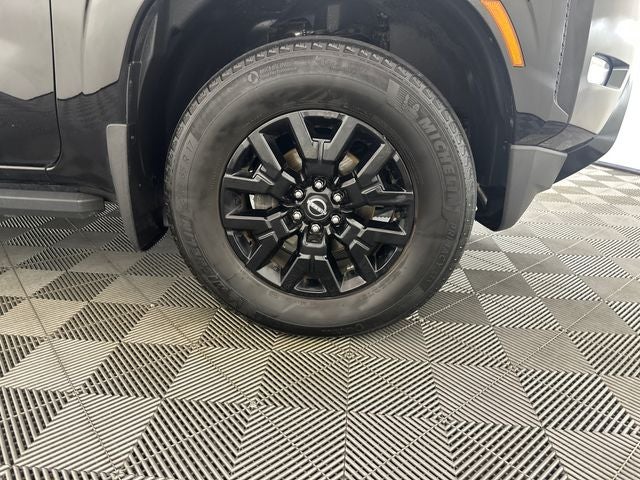 2023 Nissan Frontier SV Midnight Edition & Technology Package
