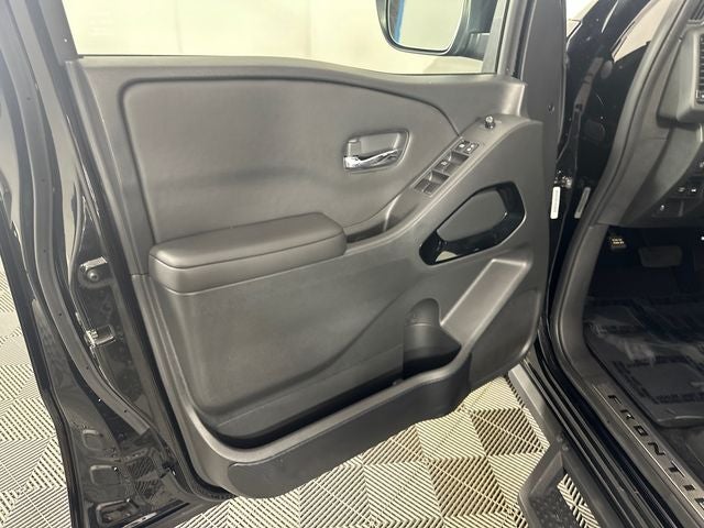 2023 Nissan Frontier SV Midnight Edition & Technology Package