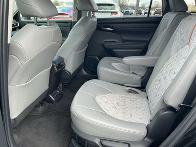 2023 Toyota Highlander Hybrid Bronze Edition
