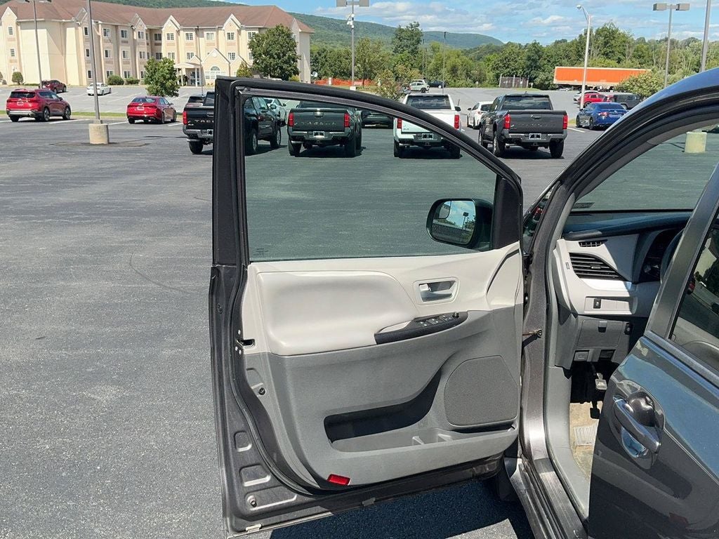 2017 Toyota Sienna LE 7 Passenger