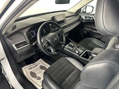 2023 Mitsubishi Outlander SE