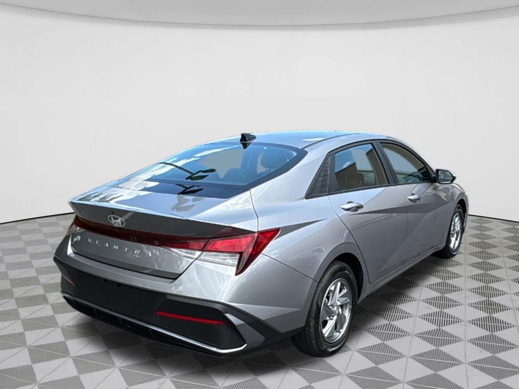 2024 Hyundai ELANTRA SE