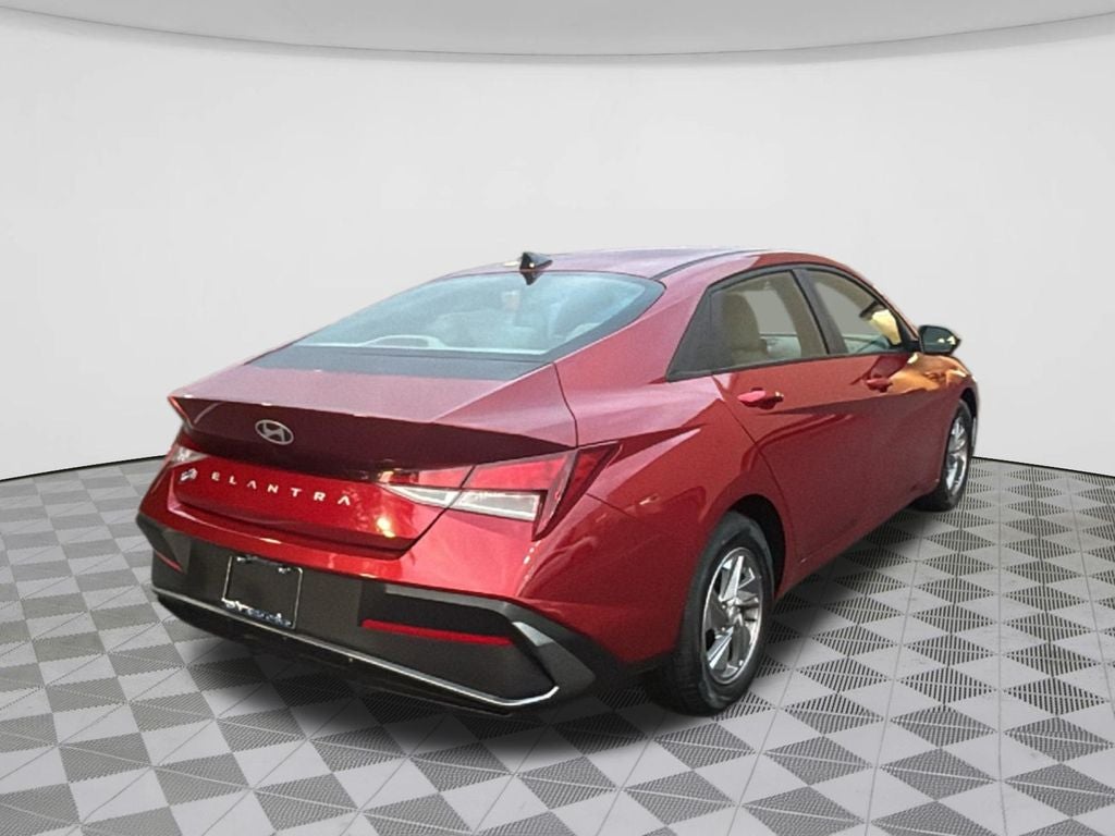 2024 Hyundai ELANTRA SE