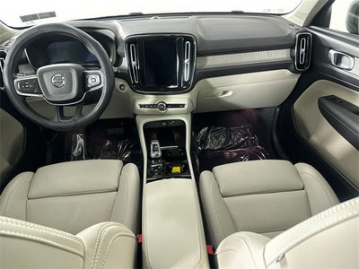 2025 Volvo XC40 B5 Plus Dark Theme