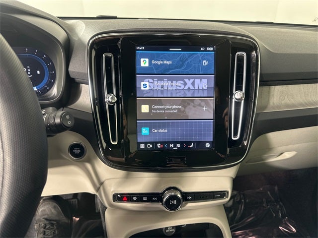 2025 Volvo XC40 B5 Plus Dark Theme