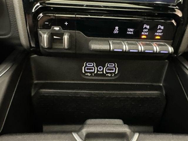 2020 RAM 1500 Laramie Crew Cab 4x4 5'7" Box