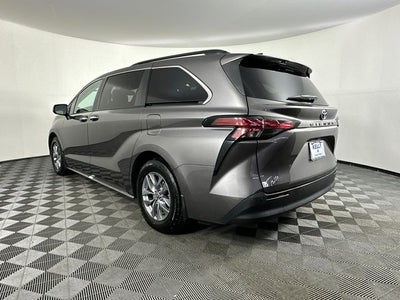 2022 Toyota Sienna XLE 8 Passenger
