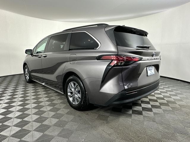2022 Toyota Sienna XLE 8 Passenger