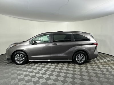 2022 Toyota Sienna XLE 8 Passenger