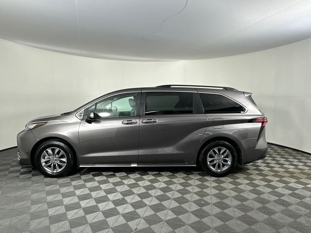 2022 Toyota Sienna XLE 8 Passenger