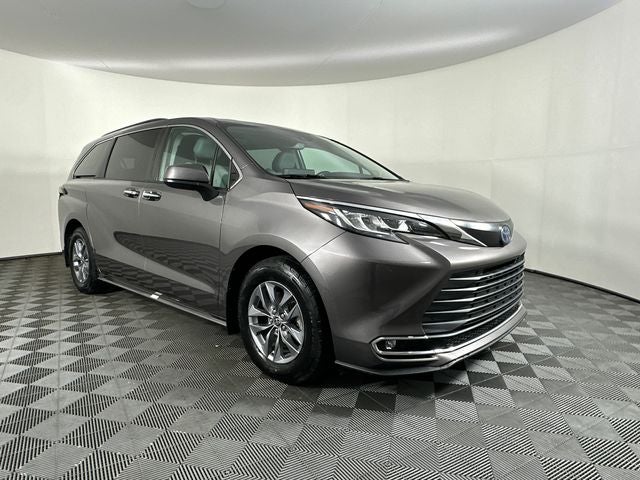 2022 Toyota Sienna XLE 8 Passenger