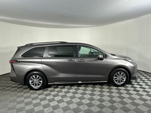 2022 Toyota Sienna XLE 8 Passenger