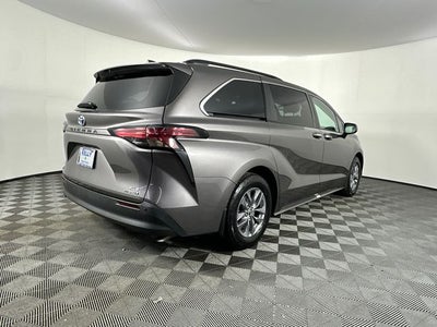 2022 Toyota Sienna XLE 8 Passenger