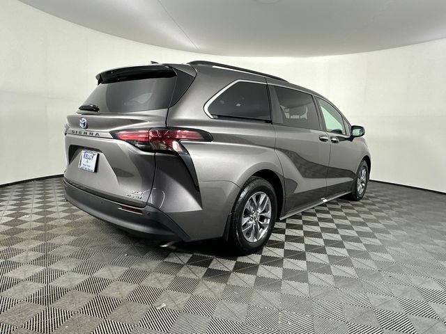 2022 Toyota Sienna XLE 8 Passenger