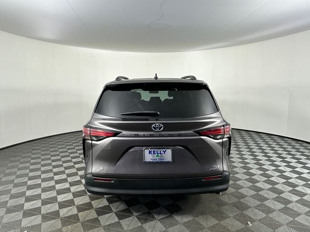 2022 Toyota Sienna XLE 8 Passenger
