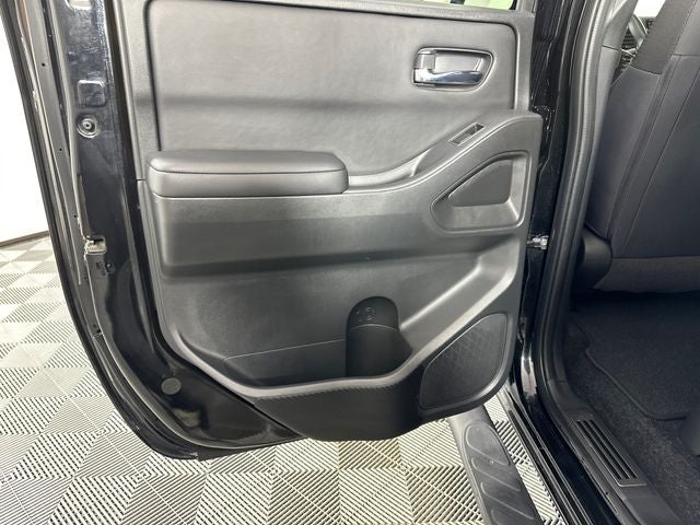 2023 Nissan Frontier SV Midnight Edition & Technology Package