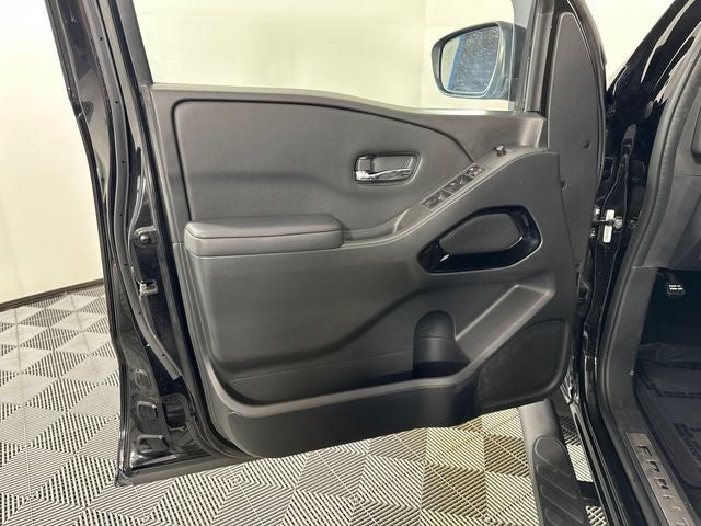 2023 Nissan Frontier SV Midnight Edition & Technology Package