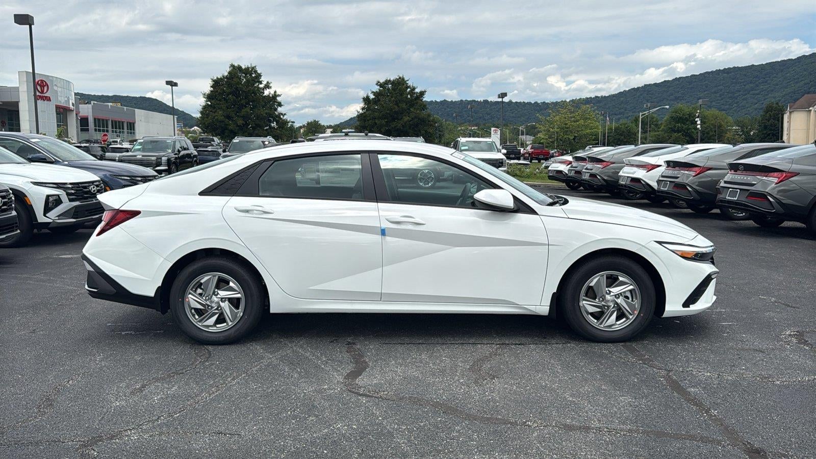 2026 Hyundai ELANTRA SE