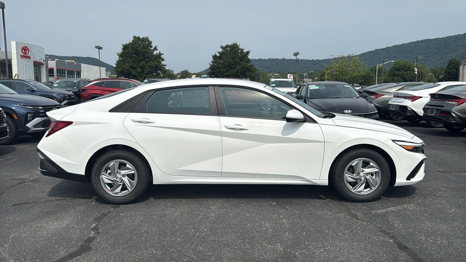 2026 Hyundai ELANTRA SE