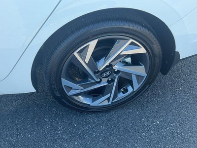 2025 Hyundai ELANTRA Base