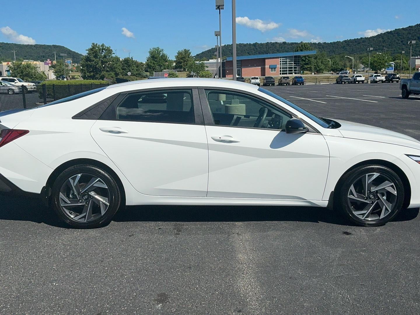 2025 Hyundai ELANTRA Base